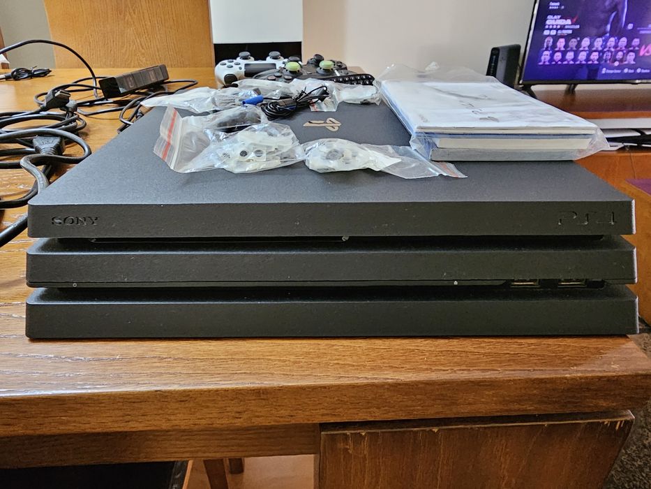 PS4 PRO + 3 comandos + câmara de vídeo + PSTV e vários acessórios incluindo todos os cabos e  auricular sem uso