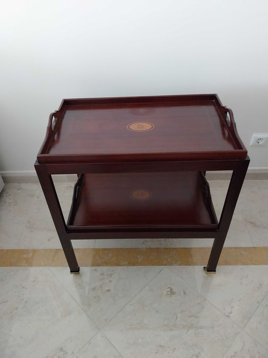 Carrinho de chá em mogno