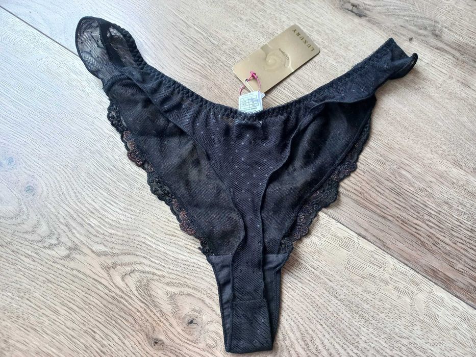 one lingerie czarne koronkowe stringi