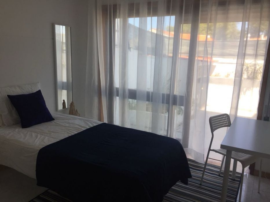 Quarto individual com terraço em Arca D’Água - internet incluída