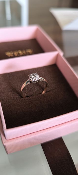 Pierścionek zaręczynowy