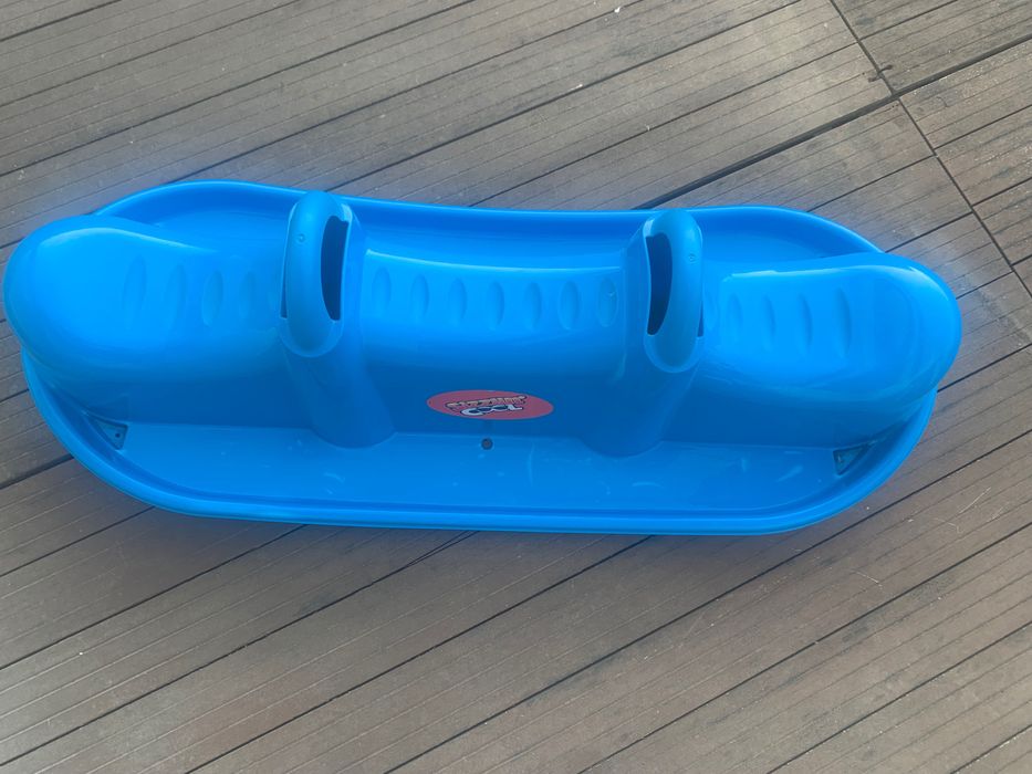 Baloiço, carrinho de mão, tábua de passar ferro, balde e toucador