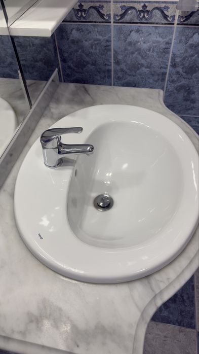 Móvel de WC com lavatório e espelho