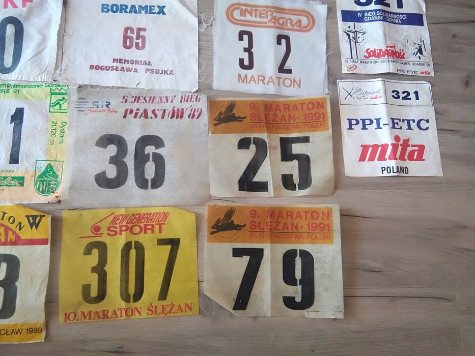 Numery startowe z biegów ulicznych.