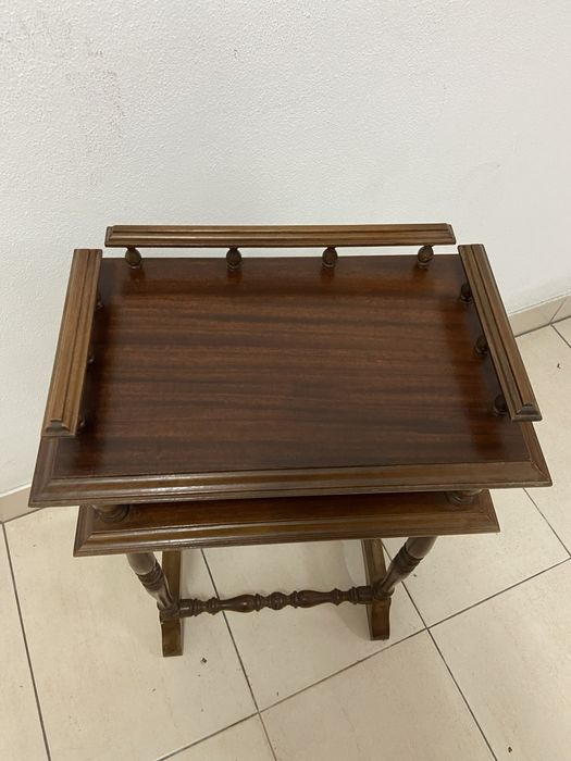 Mesa de apoio / mesa de cabeceira em mogno
