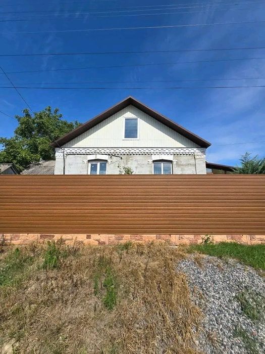 Продаж будинку в центрі смт Рокитне.  Розглядаємо сертифікати