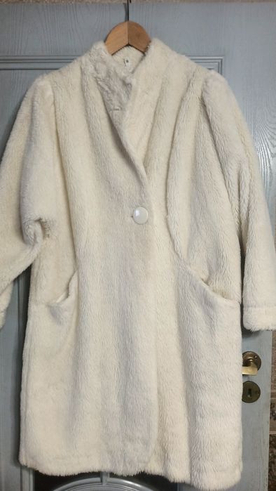 Miś, śmietankowy płaszczyk