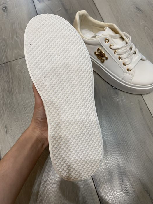 Buty ze złotymi dodatkami