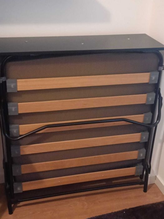 Cama/sofá c/ colchão em boa condição nova com 2 anos