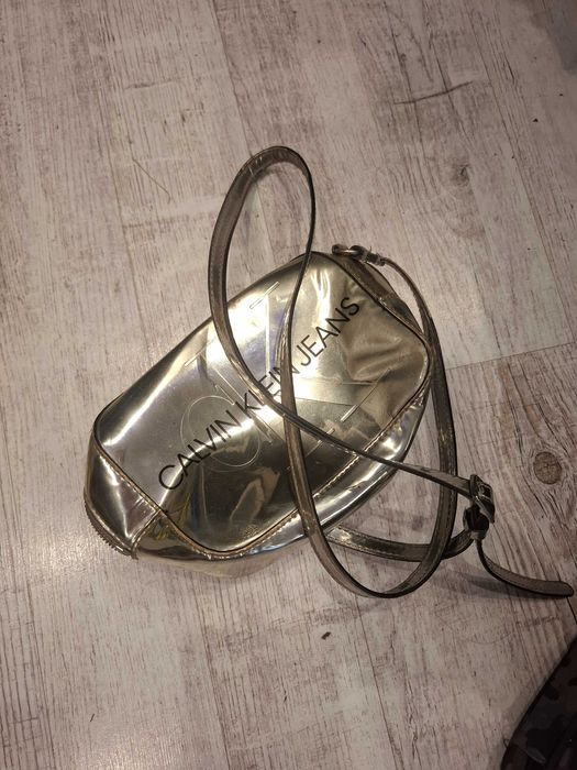 Torebka celvin klain db stan srebna do naprawy