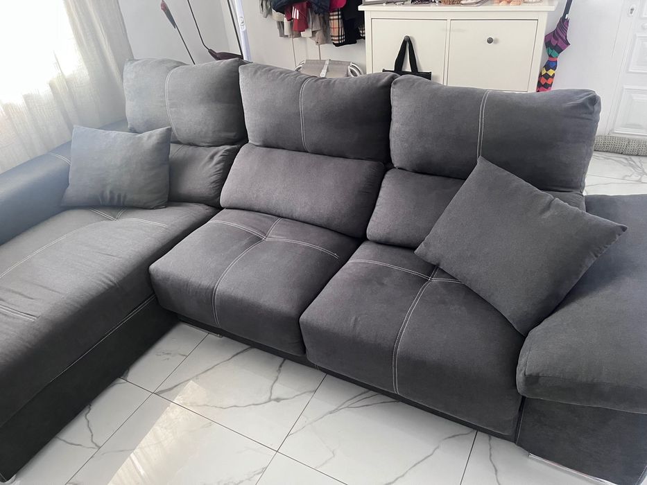 Sofá Cinza com Chaise Longue e banco para pés