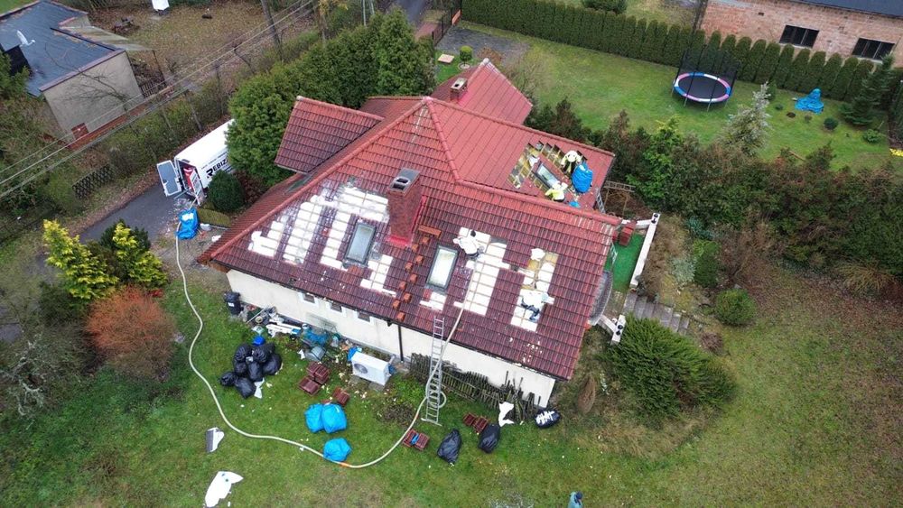 Naprawy dachów po kunach / kuna na dachu /  Izolacje pianą i celulozą