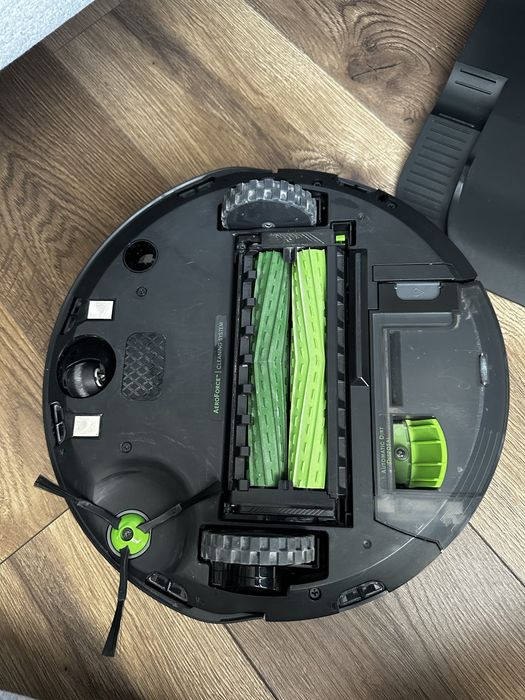 Robot sprzątający iRobot Roomba J7+ Stacja oczyszczająca