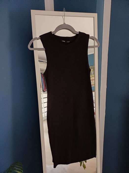 Sukienka czarna dopasowująca się do figury