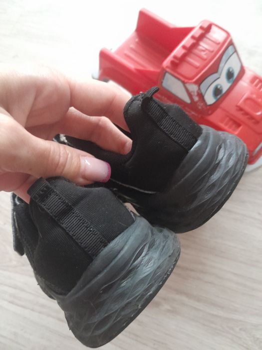 Czarne sportowe buty George dla chłopca