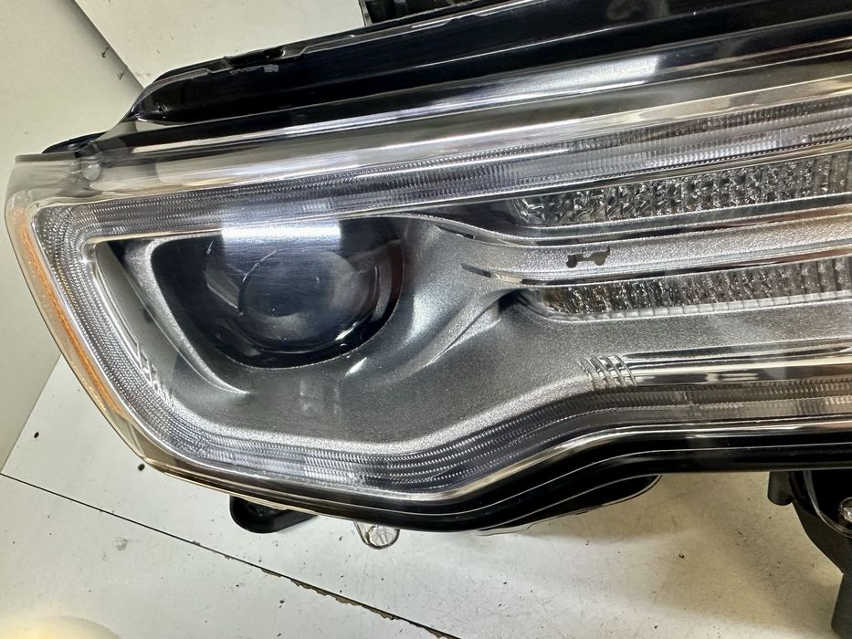 Фара права Jeep Grand Cherokee Xenon 68426878AB 2017 -2021
