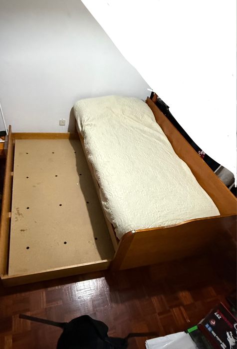 Cama de solteiro de madeira maçica c/ arrumação ou 2.ª cama