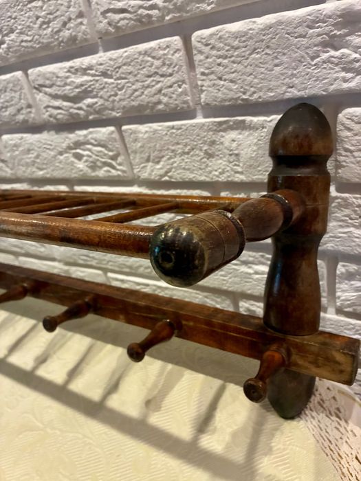 Stary drewniany wieszak ścienny