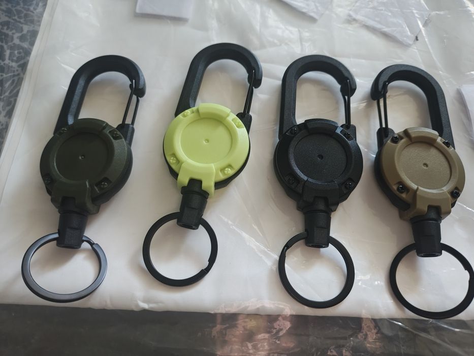 Wysuwany breloczek do kluczy ze stalową linką 8 sztuk