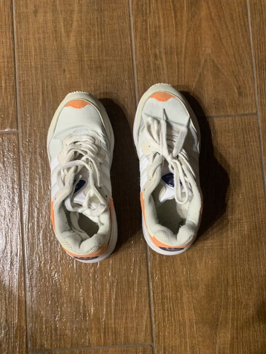 Білі кросівки адідас