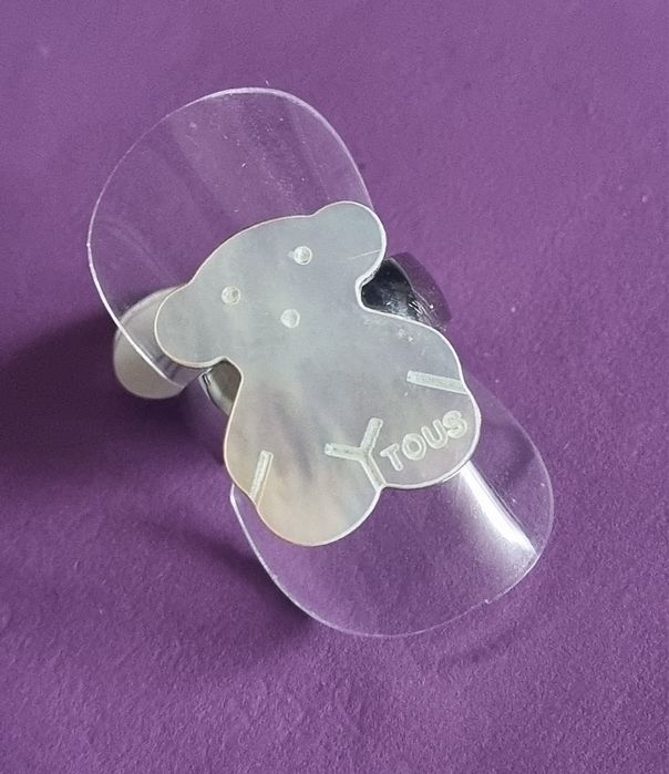 Anel prateado, em aço, com ursinho em madrepérola. T17