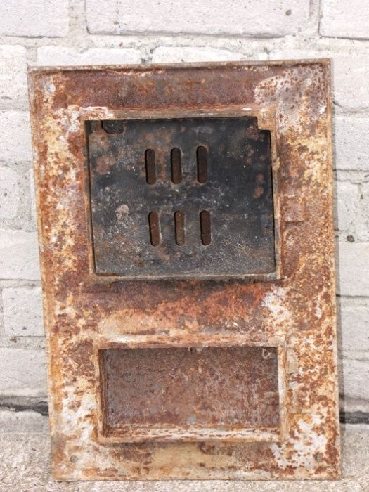 Stare żeliwne drzwiczki piec, wędzarnia