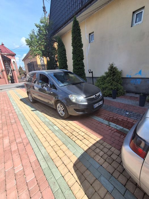 Автомобиль семиместный 2010