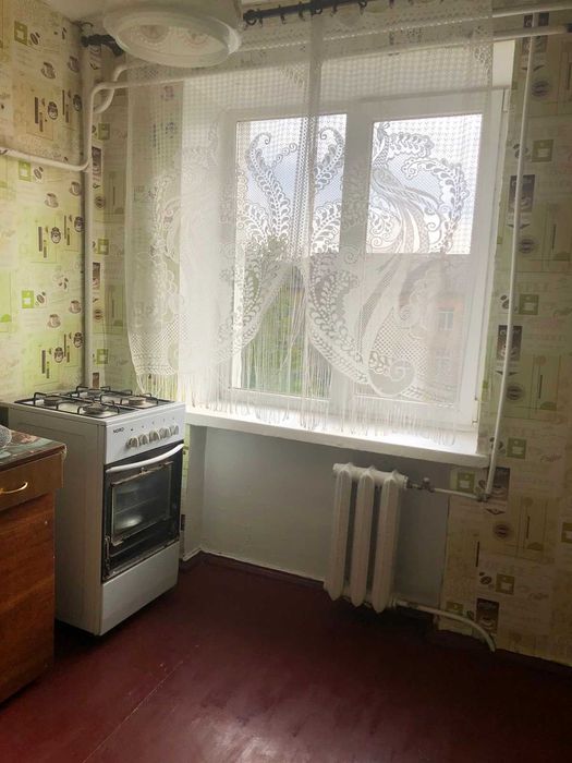 Продам 1 комн. квартиру в п. Эсхар, центр, 3/5. Газовая колонка.