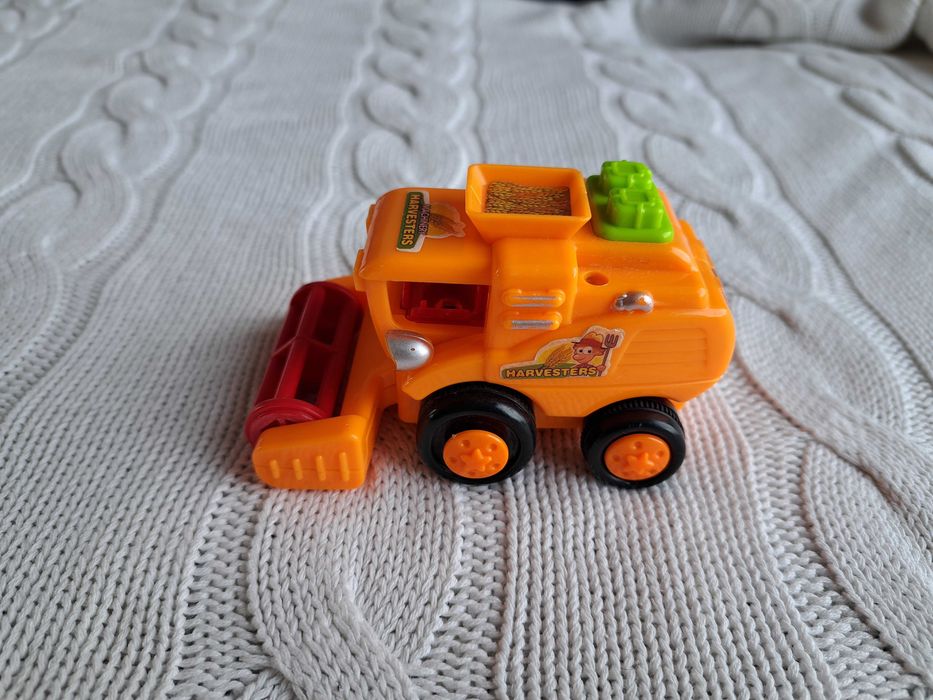 Mały kombajn zabawka