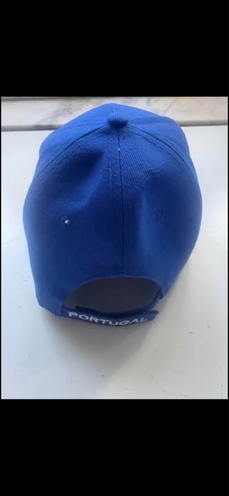 2 bonés um de camuflagem e outro azul
