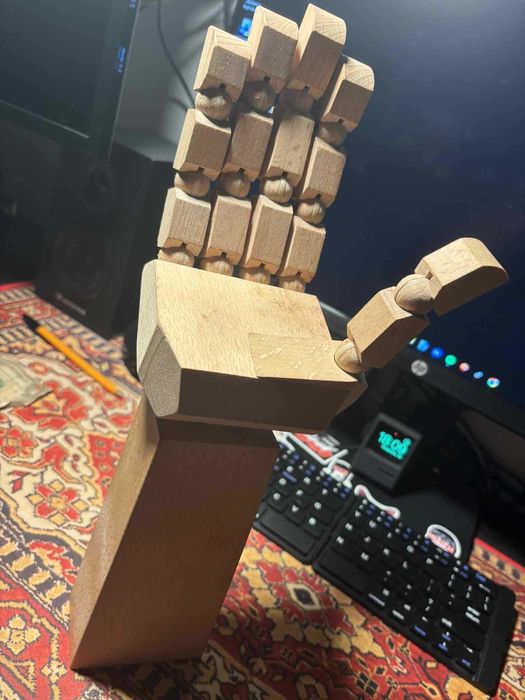 Stojak drewniany na akcesoria ( dłoń )