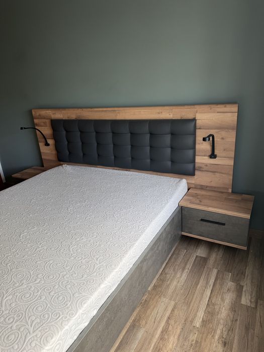 Cama de casal com mesas de cabeceira