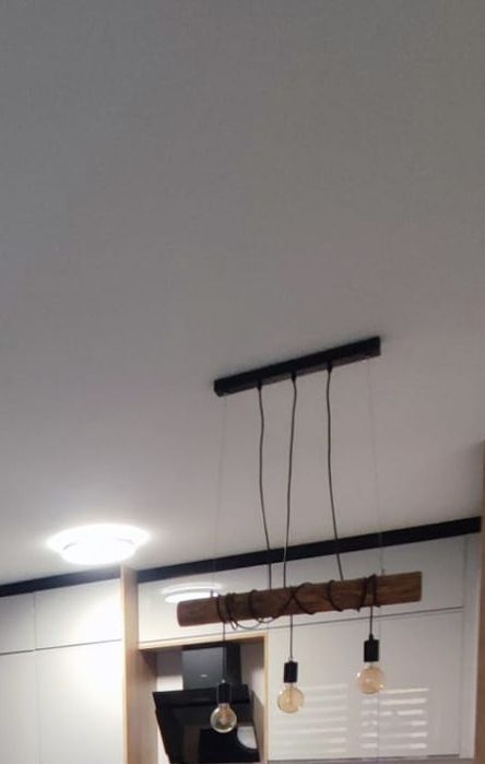 Lampa wisząca na drewnie