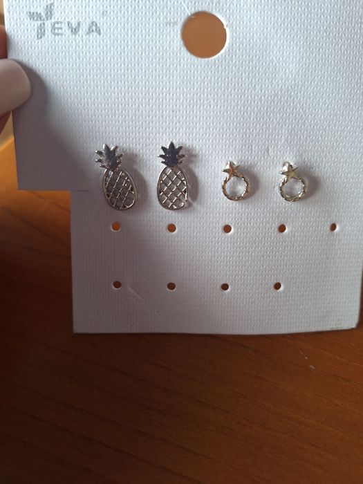 2 Pares de Brincos Prateados Eva