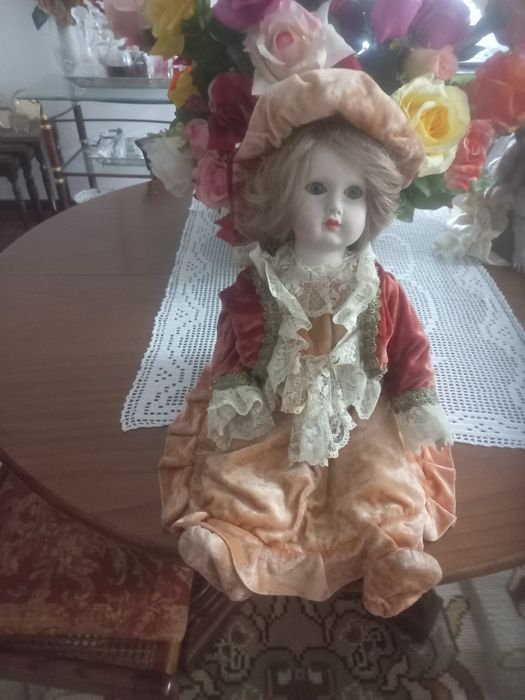 Boneca em porcelana