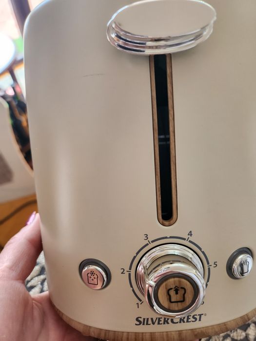 Toster z detalami imitujące drewno