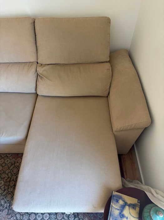 Sofá com chaise longue e arrumação