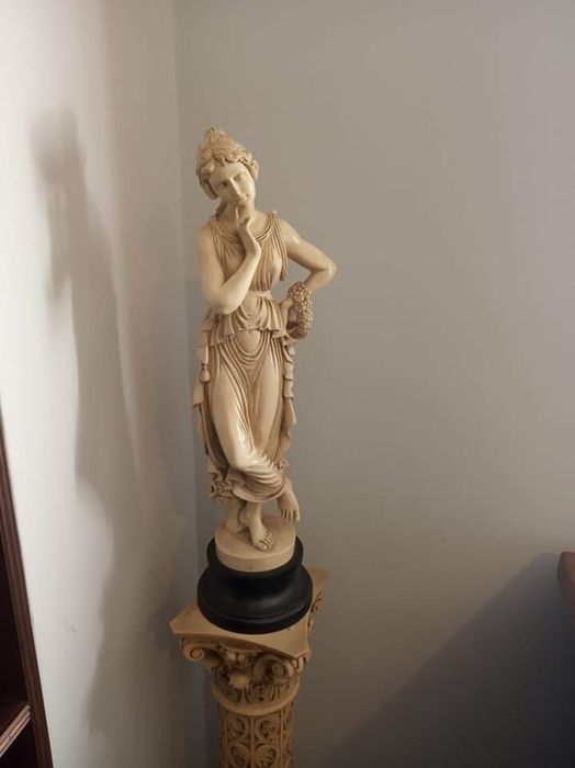 Estátua devorativa com pedestal