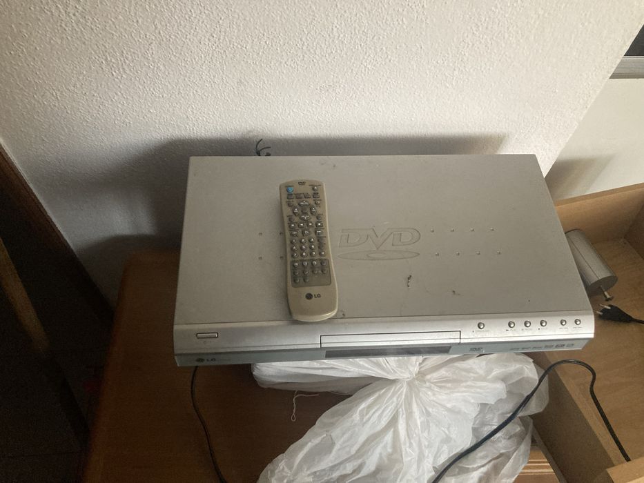 Leitor de DVDs, com comando