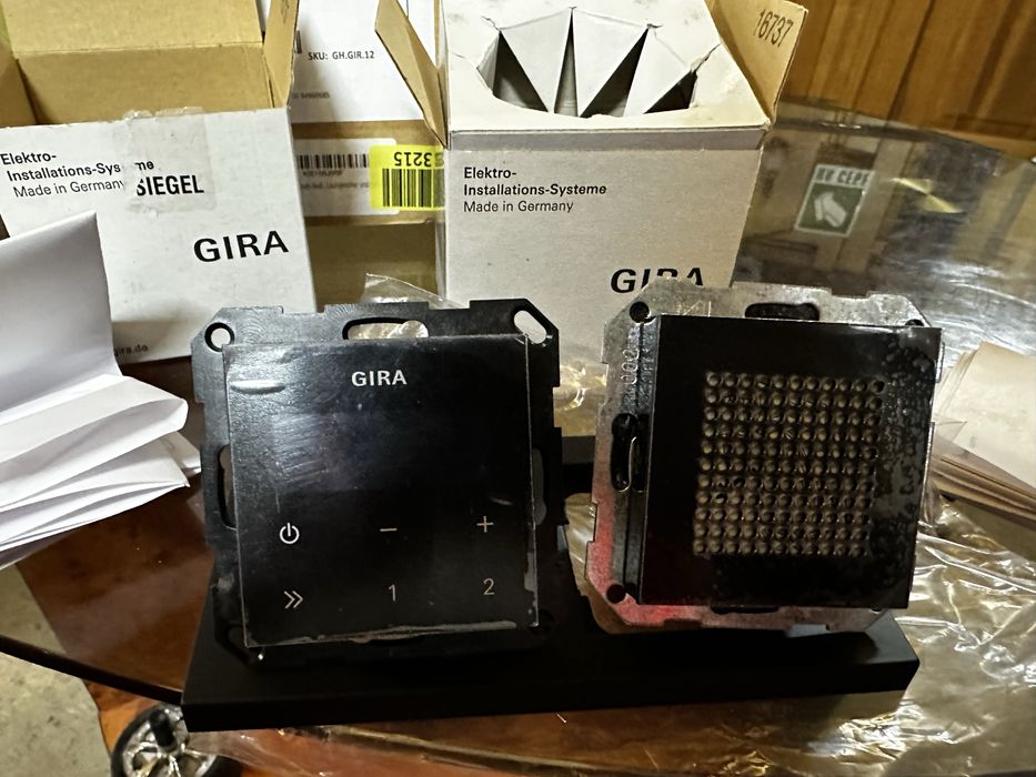 Радіо прихованого монтажу з функцією RDS з динаміком Gira, system 55