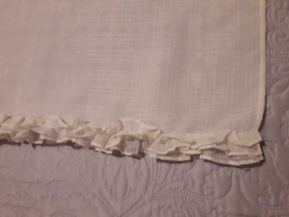 Cortina creme larga, com pouco comprimento