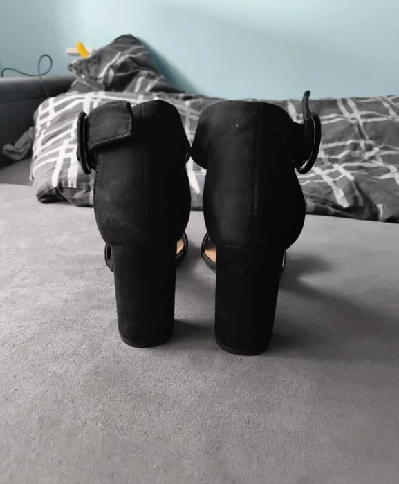 Buty na słupku z zapięciem