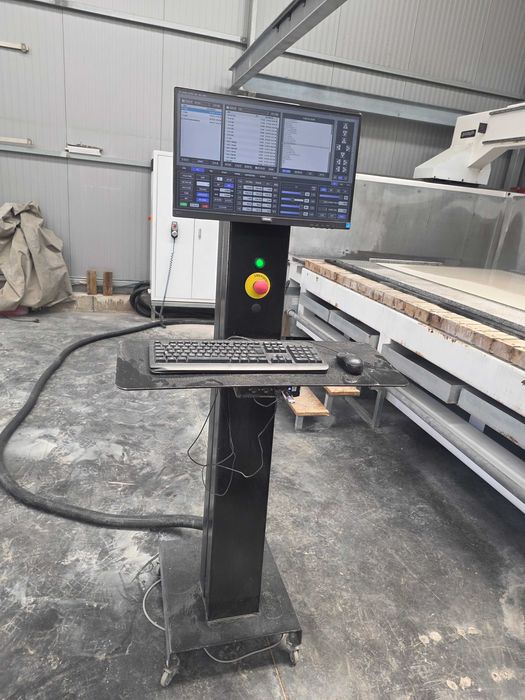 Maquina CNC 5 eixos corte de pedra como nova  Com sistema de filtragem
