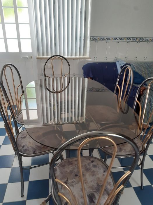 Mesa oval mais cadeiras .