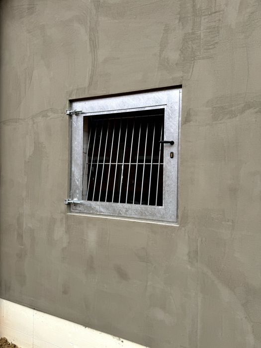 Okno stajenne stalowe do stajni garażu okno stalowe okno gospodarskie