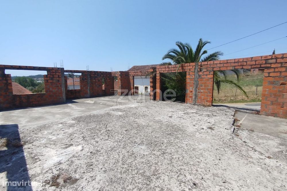 Moradia em Construção com Projeto Aprovado – T2+1 Soure