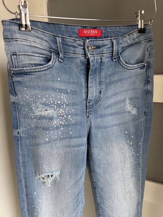 Oryginalne Jeansy GUESS – Skinny z Cyrkoniami i Przetarciami
