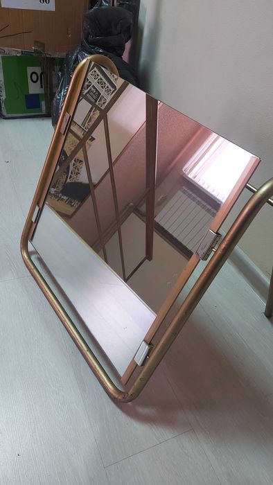 Зеркало в металлической оправе