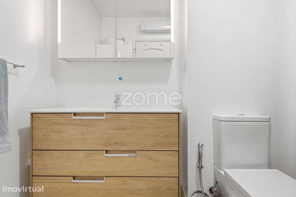 T2 remodelado com 108 m² em Carnaxide, junto à Escola Secundária