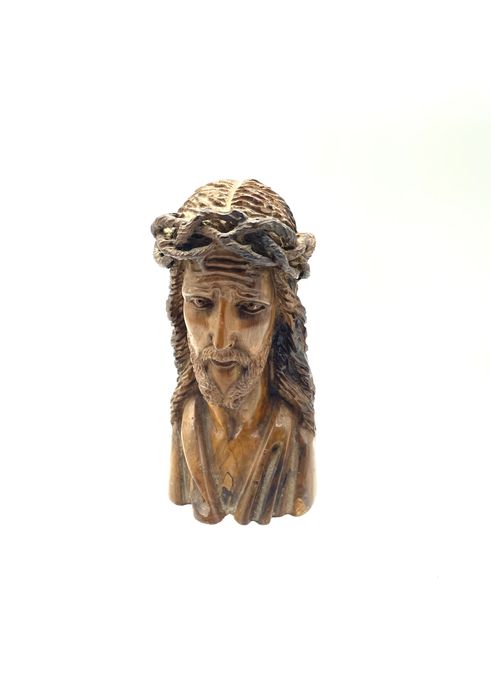 Imagem de jesus cristo esculpido em madeira